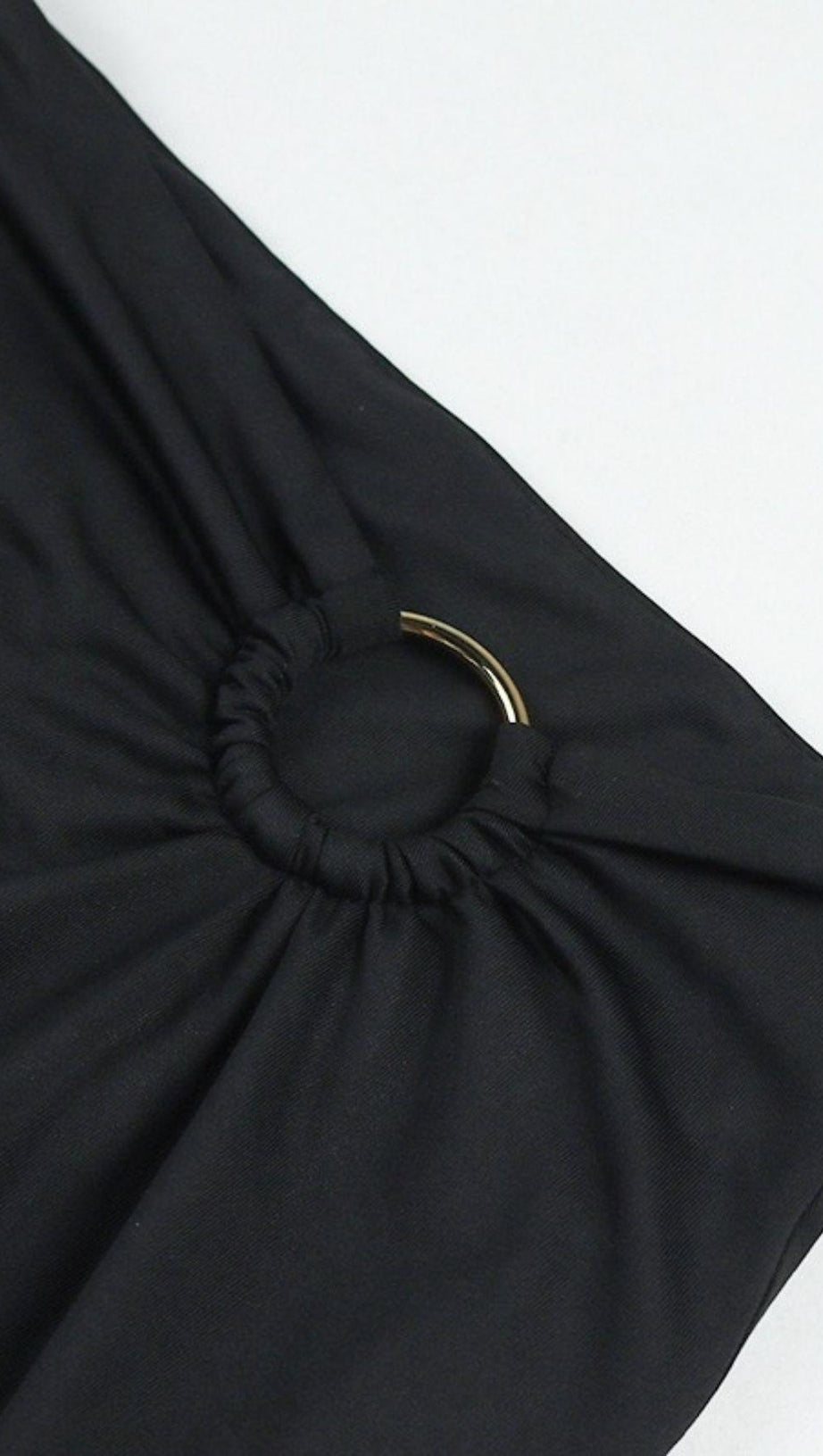 ABITO DUE PEZZI CON GLUTEI SPACCATI