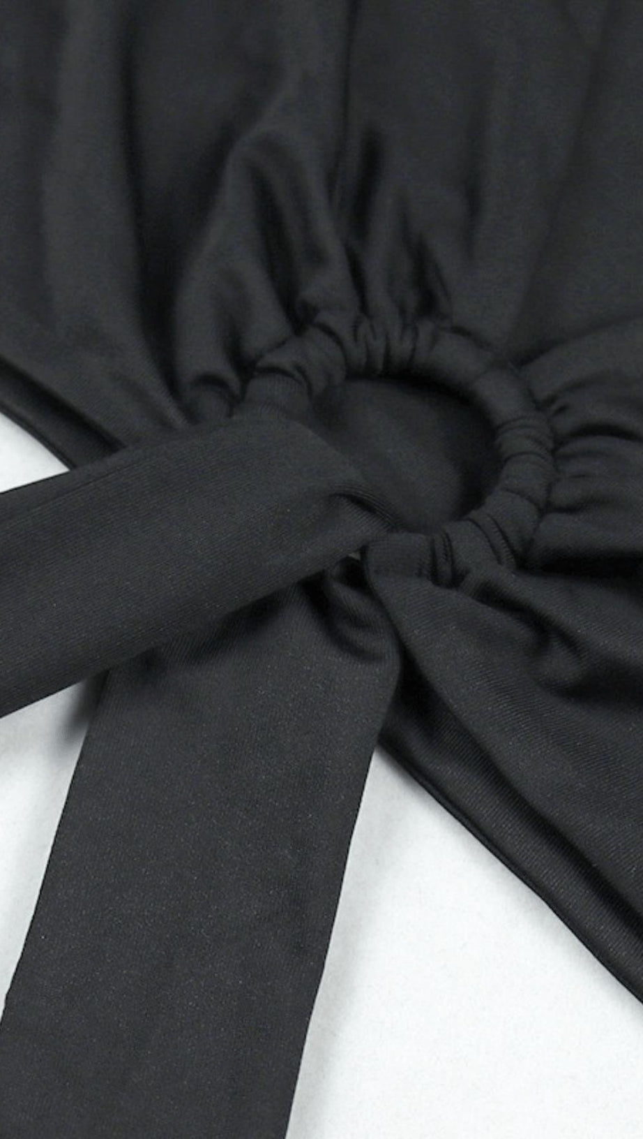 ABITO DUE PEZZI CON GLUTEI SPACCATI