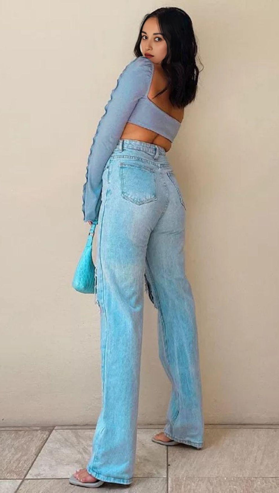 Tube-Top und langärmlige Weste.