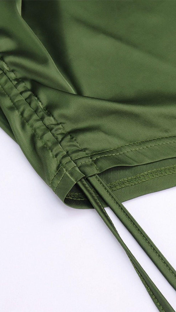 Elfenbeinfarbenes, plissiertes Sling-Kleid mit Schlitz