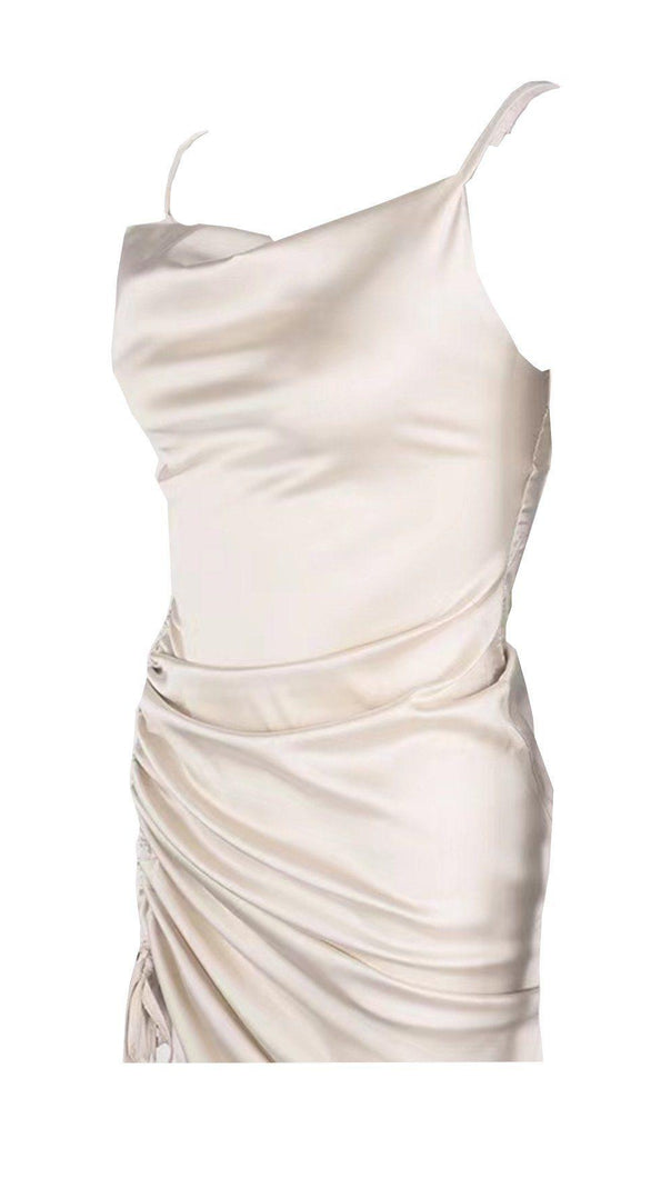 Elfenbeinfarbenes, plissiertes Sling-Kleid mit Schlitz