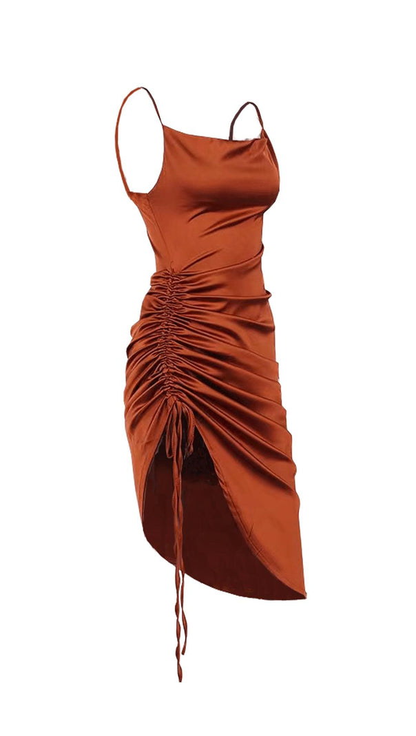 Elfenbeinfarbenes, plissiertes Sling-Kleid mit Schlitz