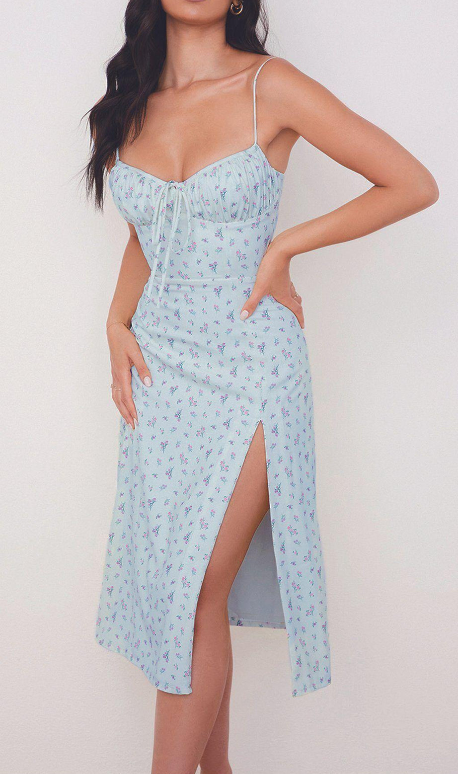 HIMMELBLAUES KLEID MIT HOSENTRÄGER-PRINT