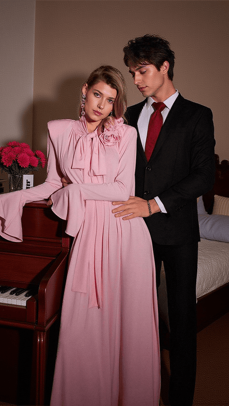 Benton – Langärmliges Maxikleid mit Blumenverzierung in Rosa