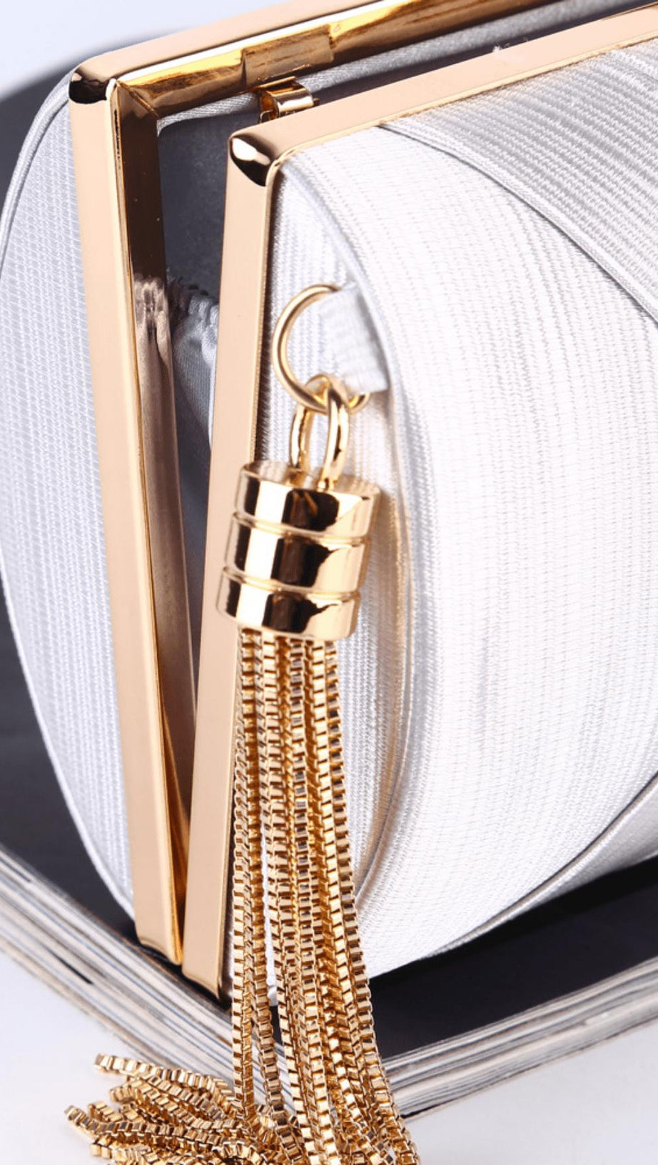 Seidenclutch mit Quastenanhänger.