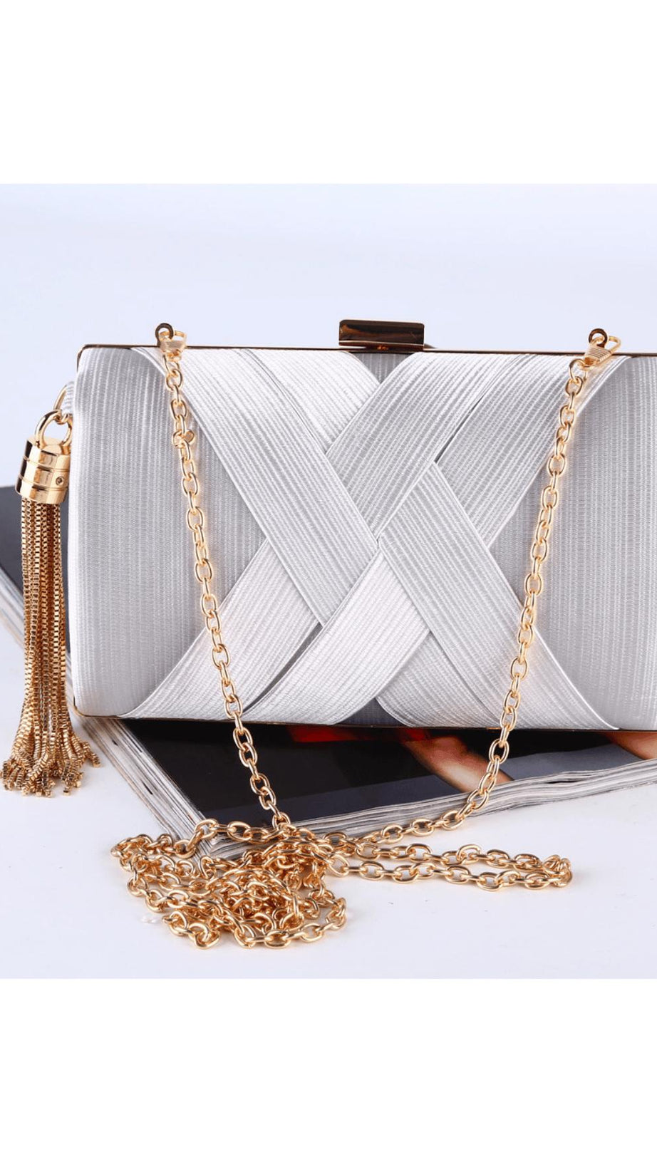 Seidenclutch mit Quastenanhänger.