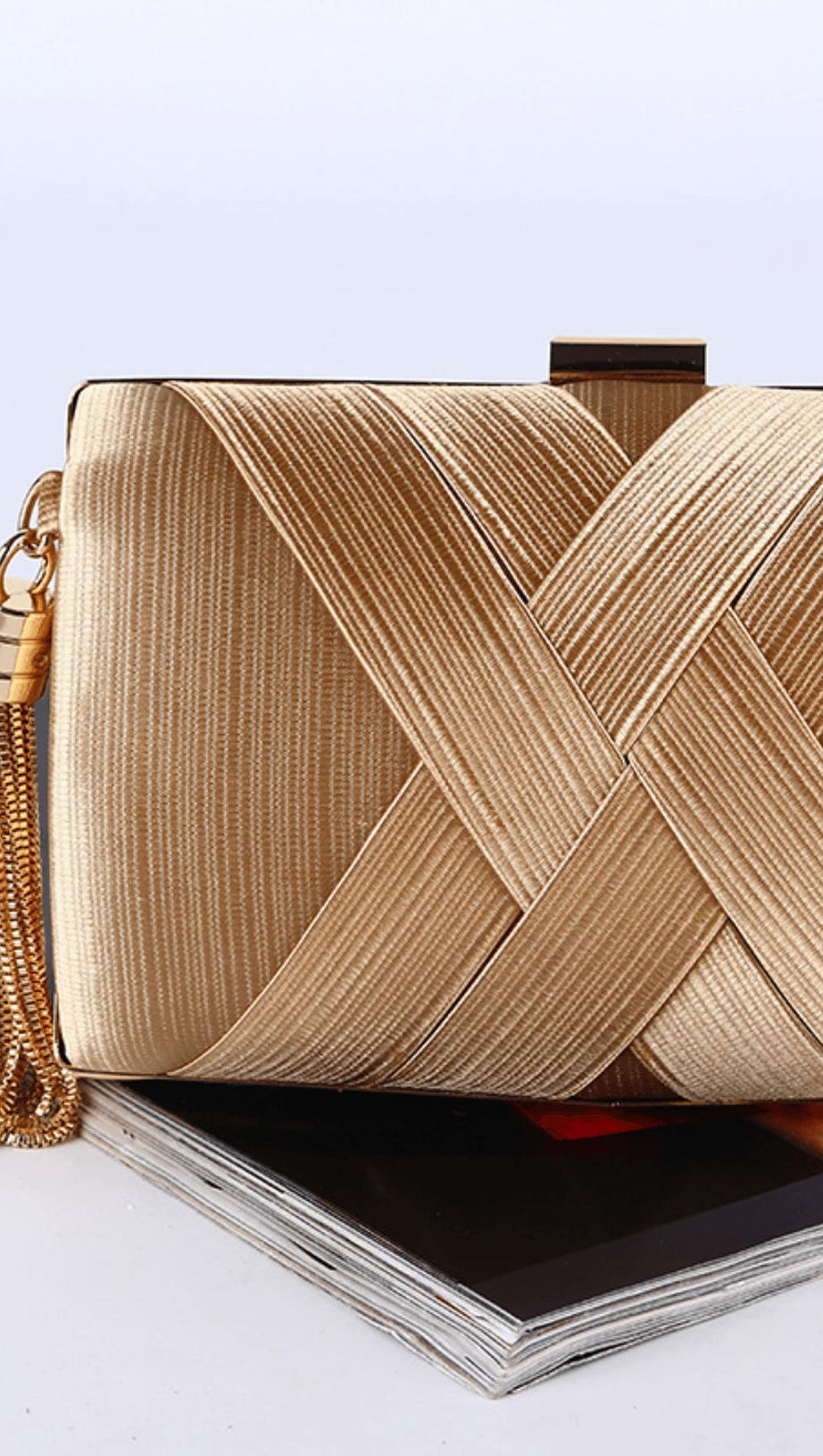 Seidenclutch mit Quastenanhänger.