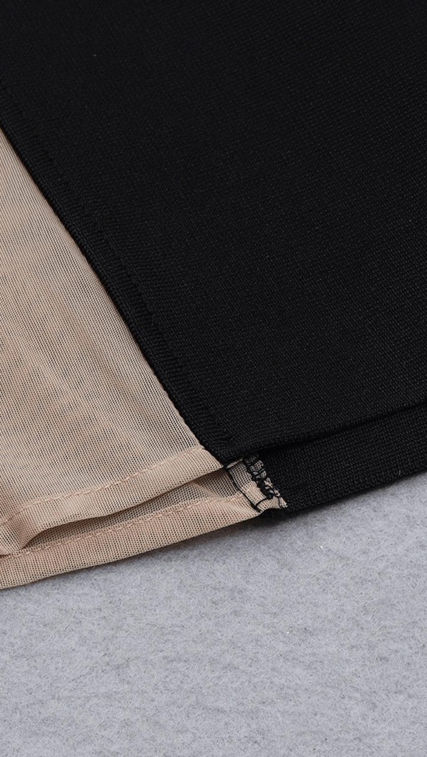 TRANSPARENTES SPITZENKLEID MIT SEITLICHER PASSFORM