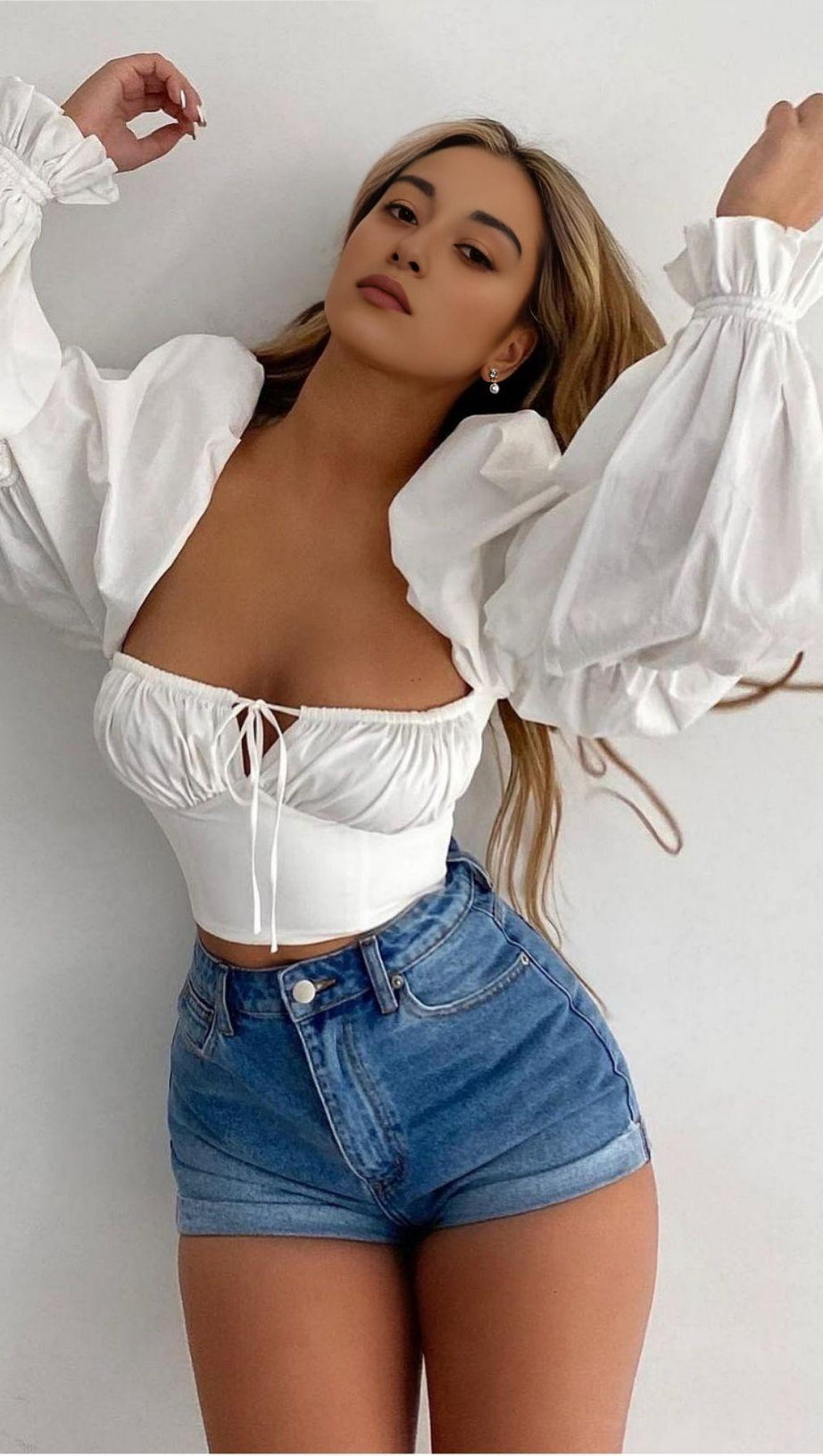 Kurzes T-Shirt mit Holzohren.