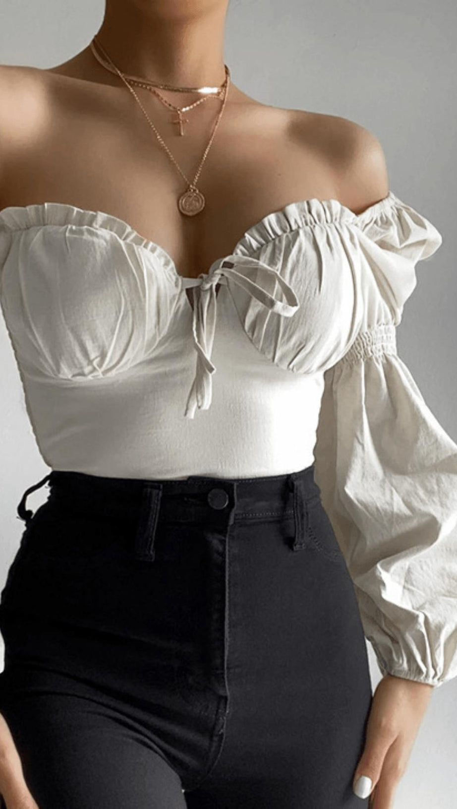 Kurzes T-Shirt mit Holzohren.