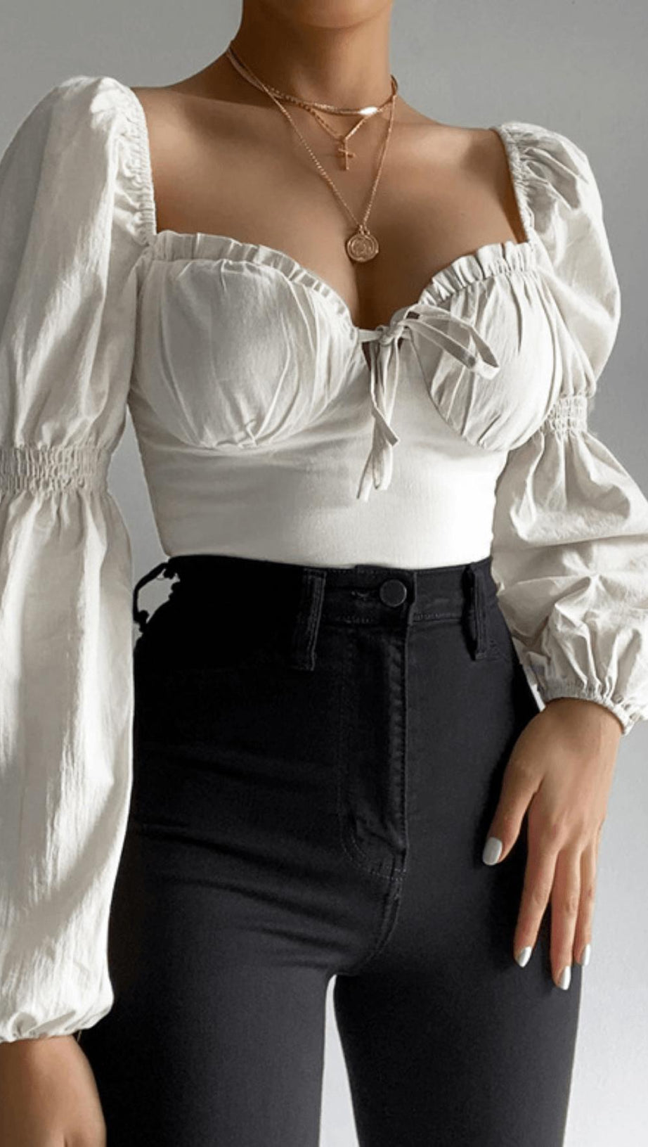 Kurzes T-Shirt mit Holzohren.