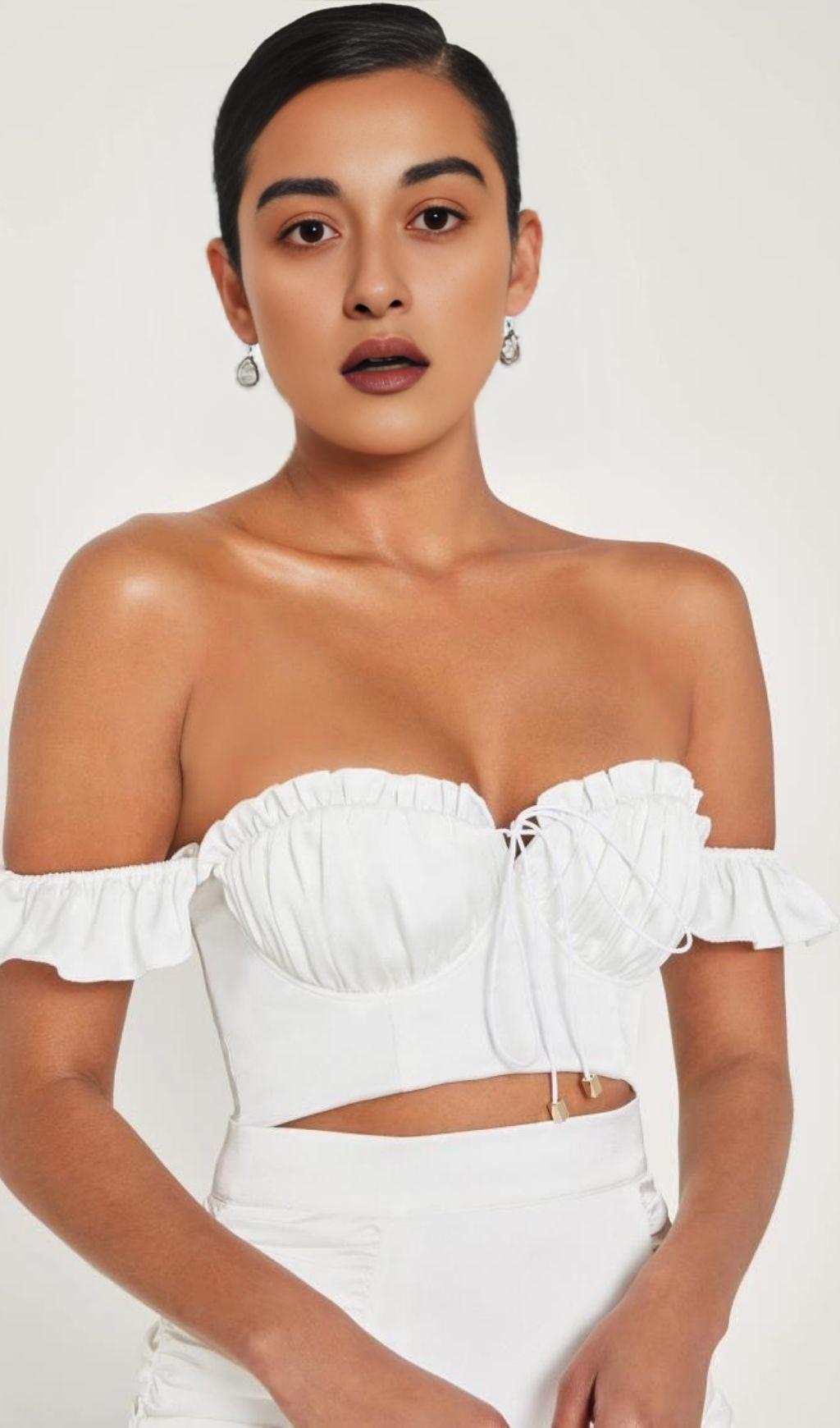 Kurzes Schnürtop mit Holzohren. 