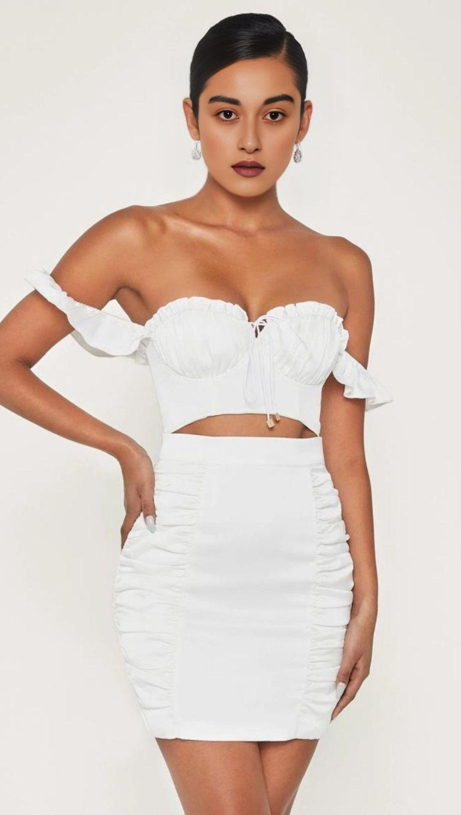 Kurzes Schnürtop mit Holzohren. 