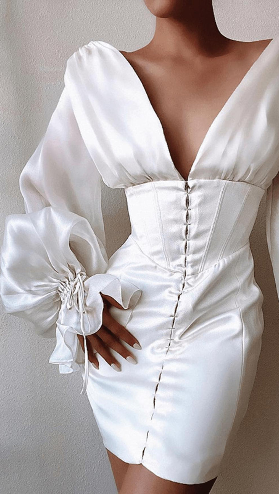 Elfenbeinfarbenes Satin-Minikleid mit ausgestellten Ärmeln