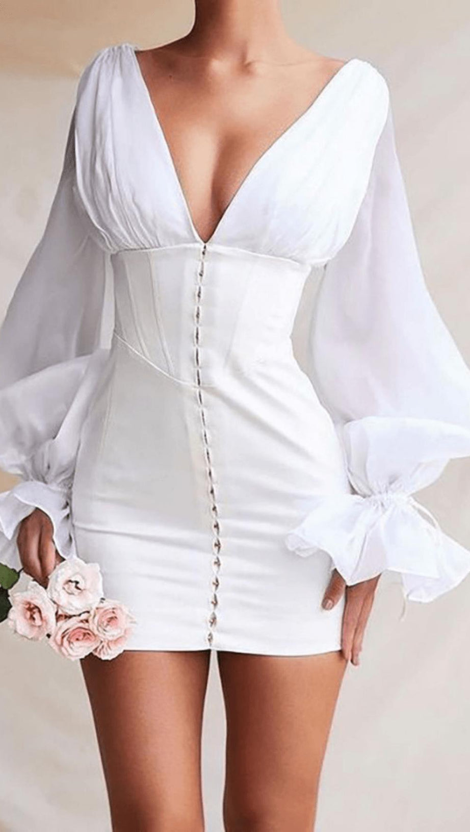 Elfenbeinfarbenes Satin-Minikleid mit ausgestellten Ärmeln