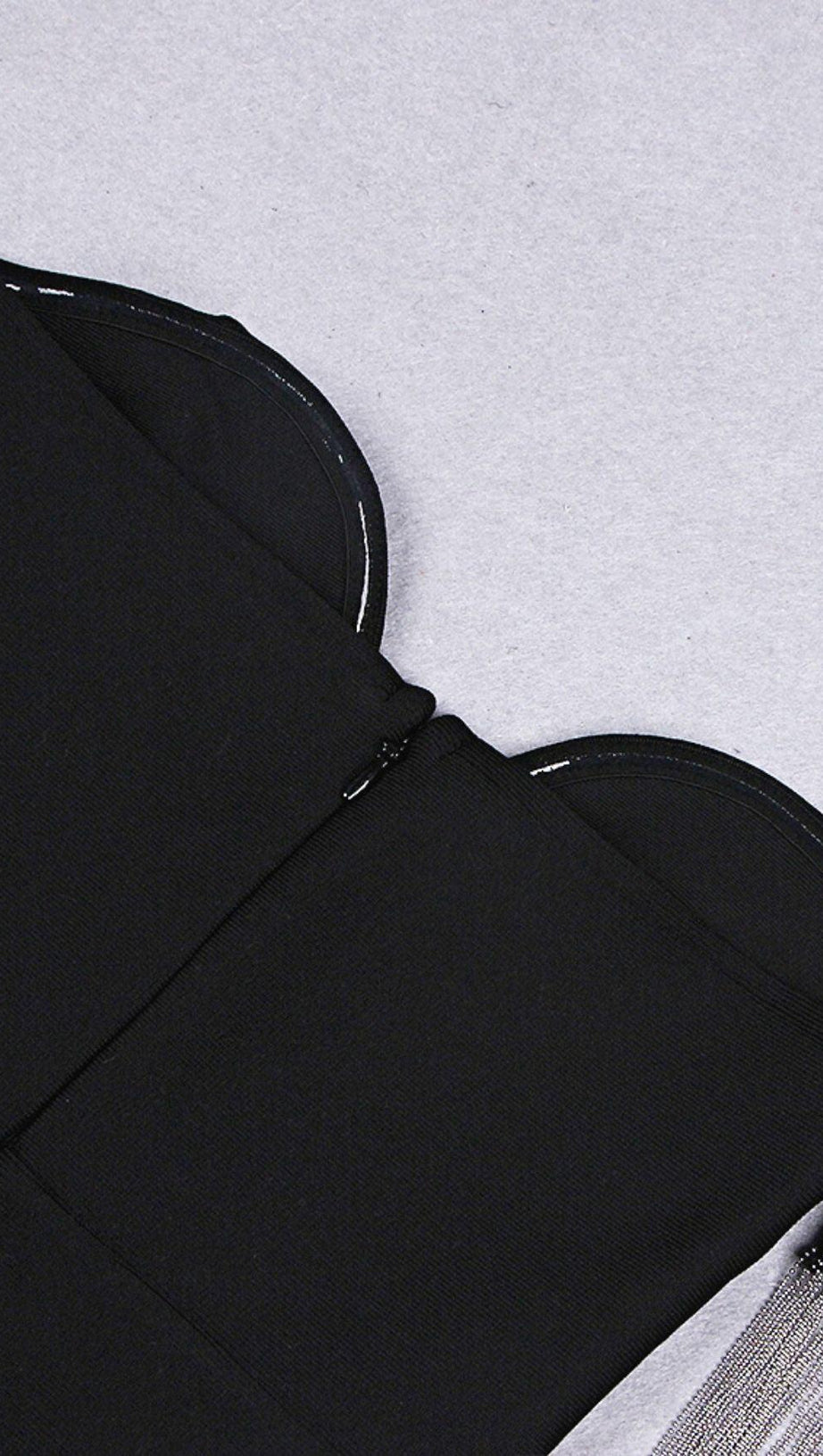 ABITO BENDAGGIO CON SPACCHI SENZA SPALLINE IN NERO