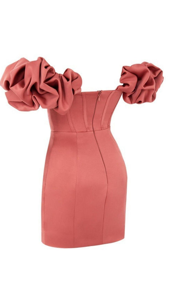 TRÄGERLOSES MINIKLEID MIT SATINRÜSCHEN IN ROSA
