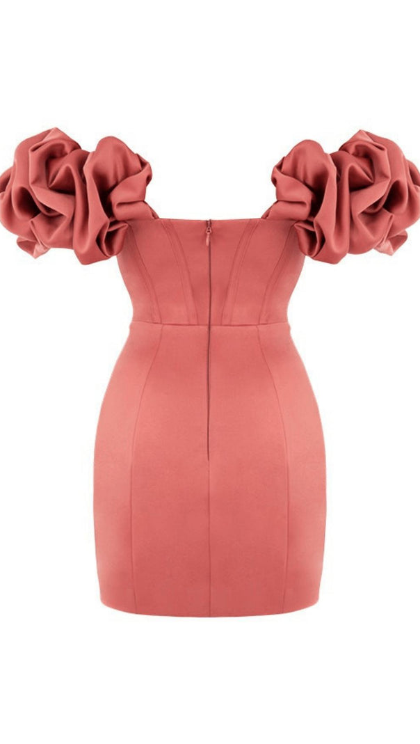 TRÄGERLOSES MINIKLEID MIT SATINRÜSCHEN IN ROSA