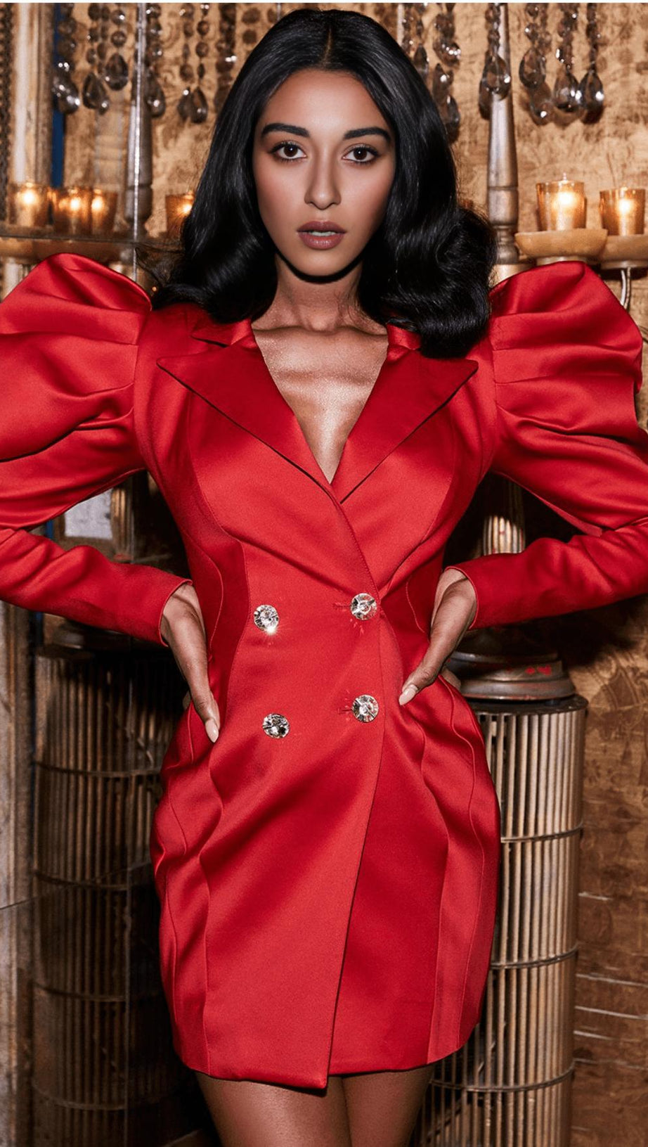 ABITO CON CAMICIA ROSSA E BOTTONI