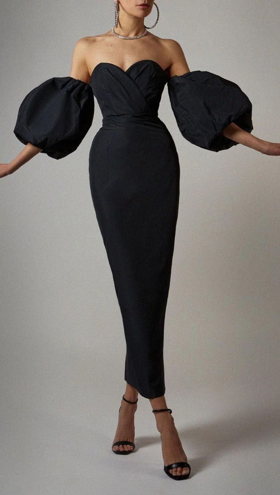 ABITO CON MANICHE A SBUFFO NERO