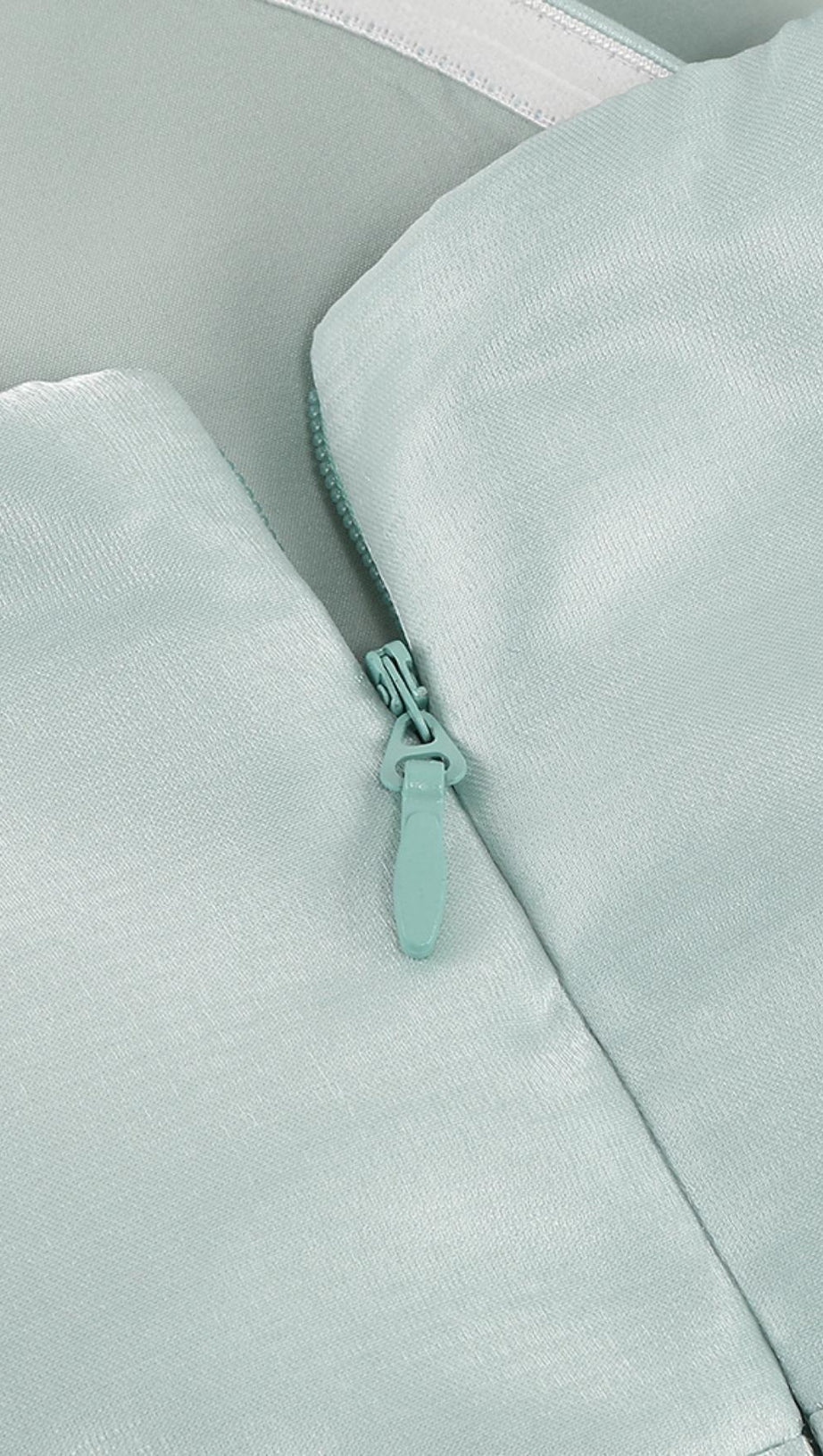 ABITO CON MANICHE A SBUFFO NERO