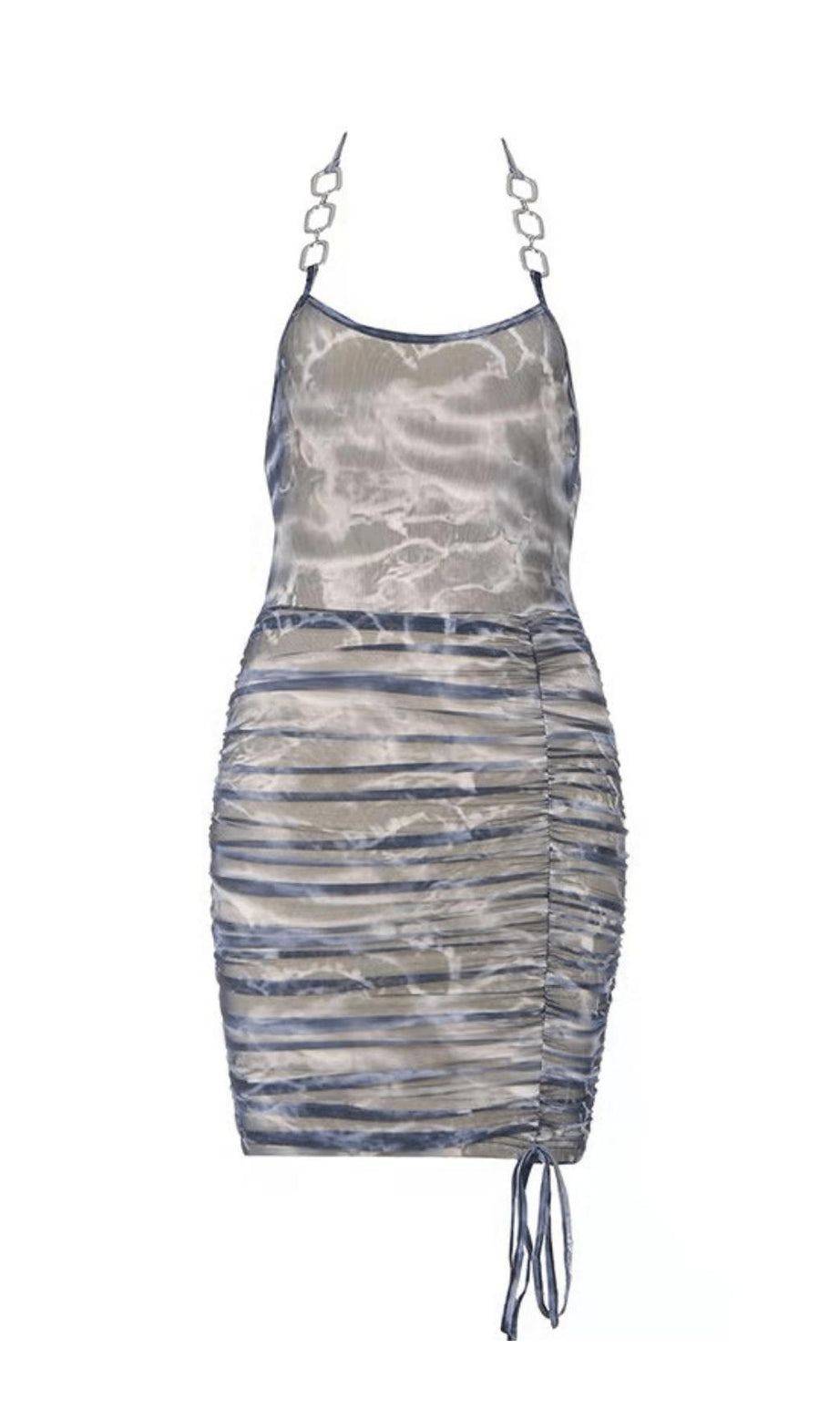 Kleid mit bedrucktem Träger und Metallschnalle.