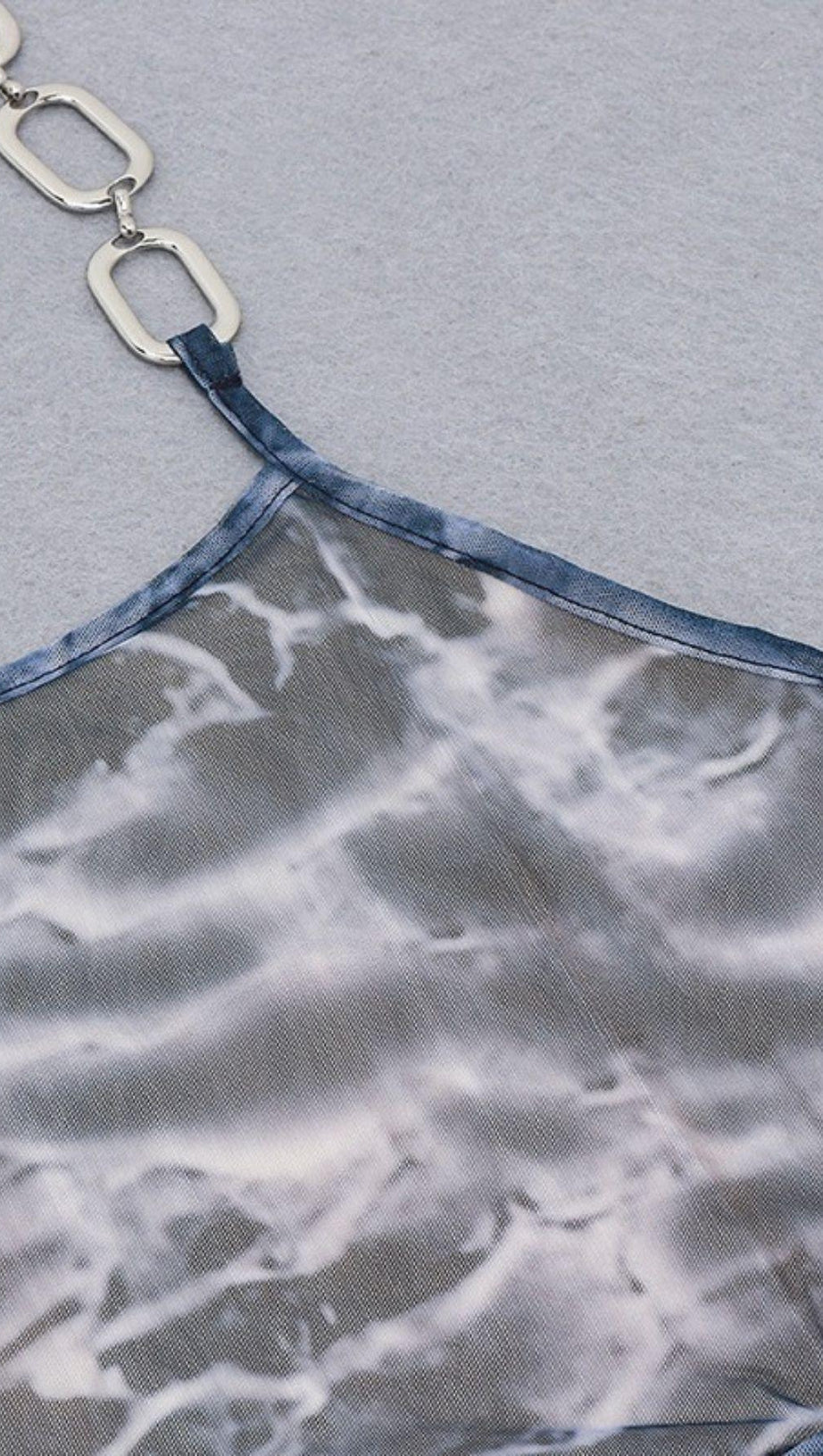 PRINTED METAL BUCKLE STRAP DRESS.