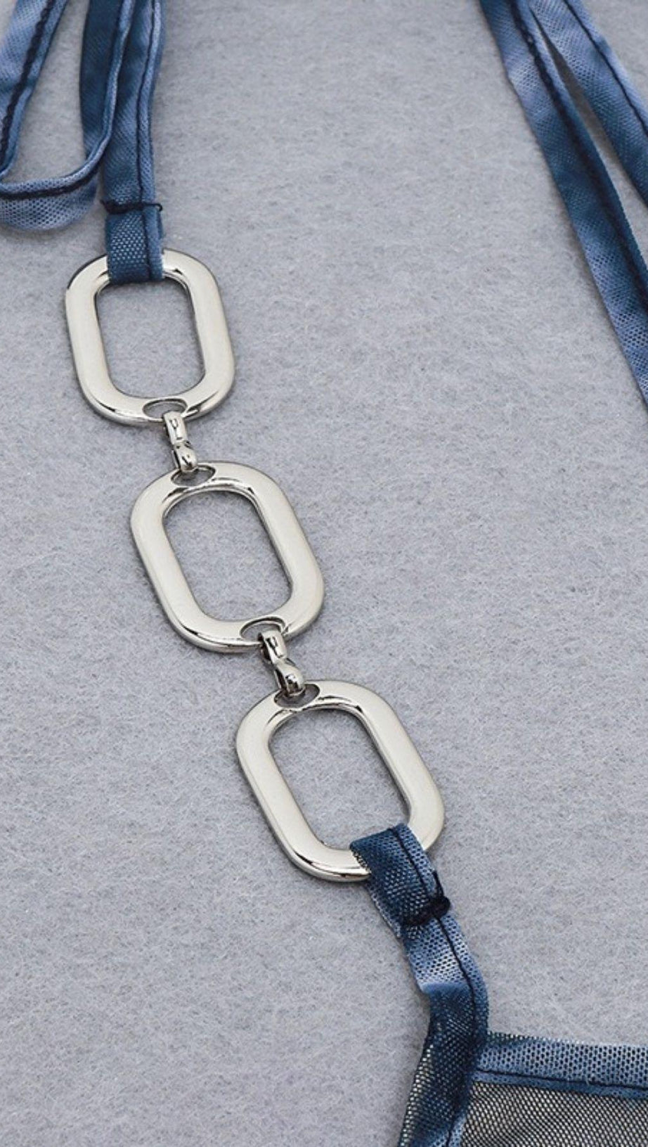 PRINTED METAL BUCKLE STRAP DRESS.