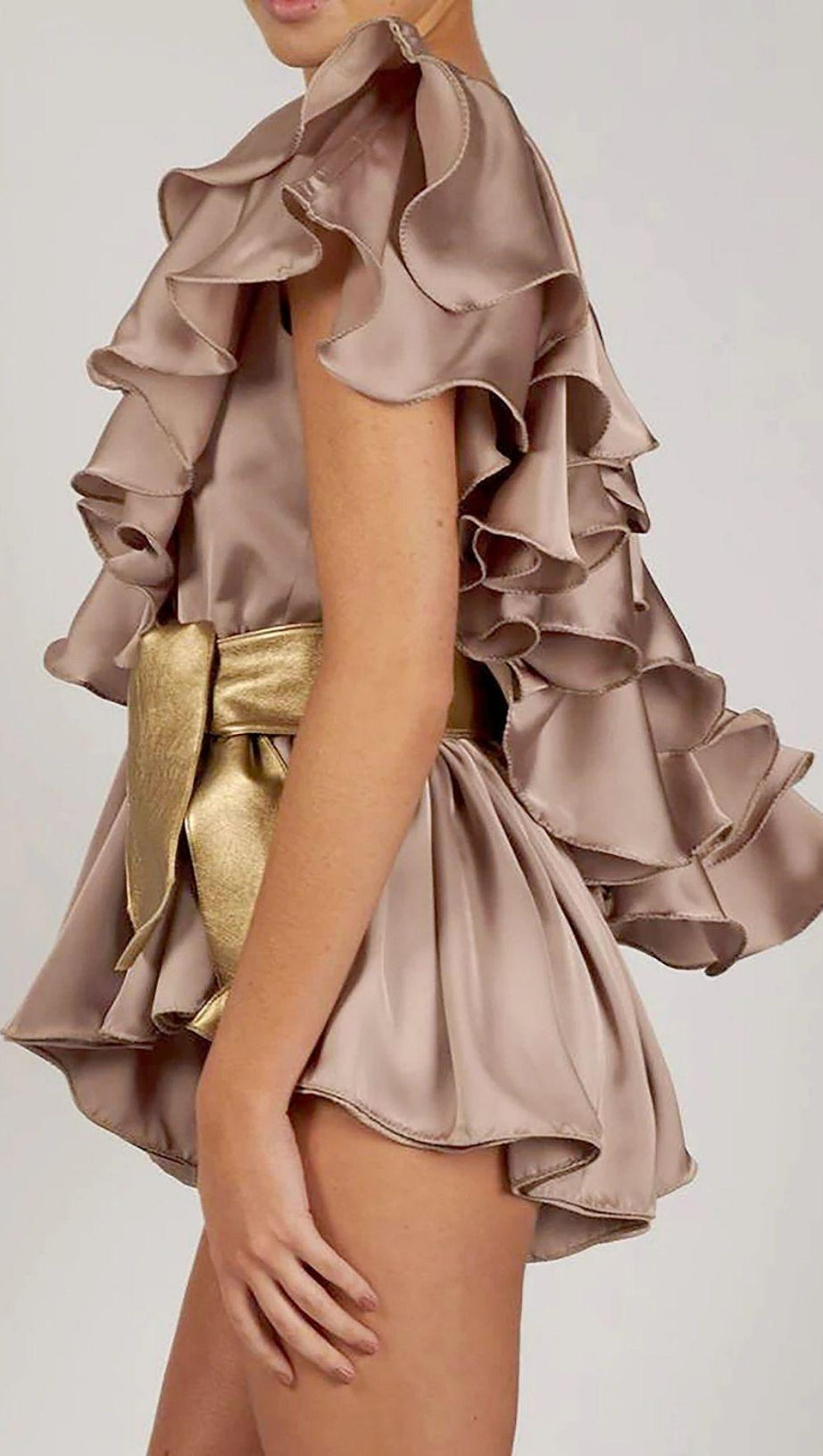 SATIN-BODY MIT EINER SCHULTER UND RÜSCHEN