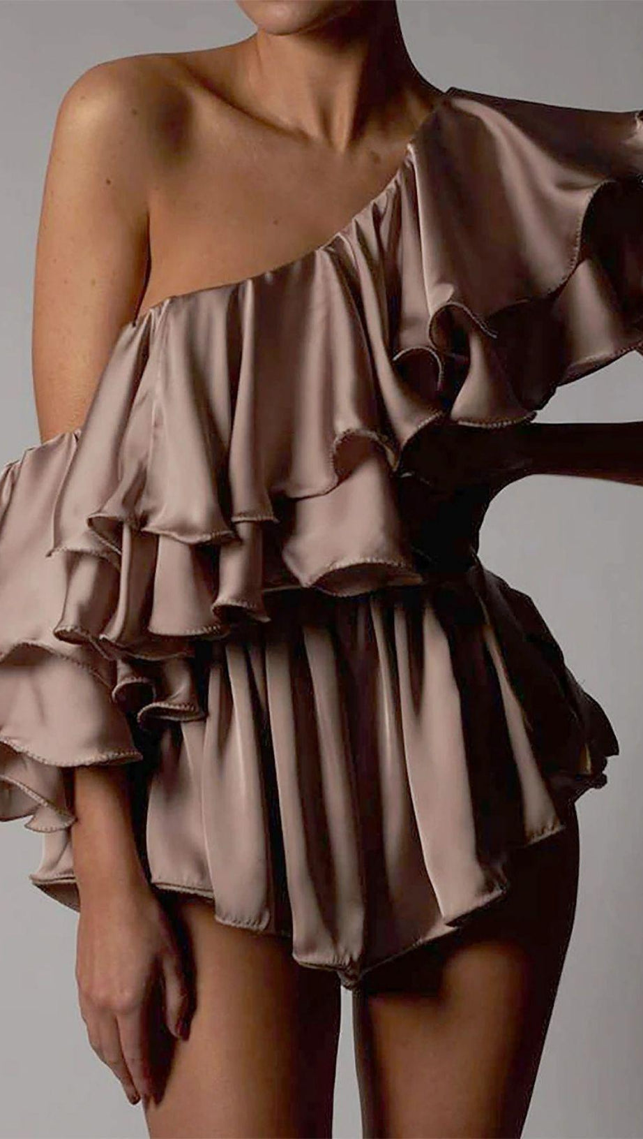 SATIN-BODY MIT EINER SCHULTER UND RÜSCHEN