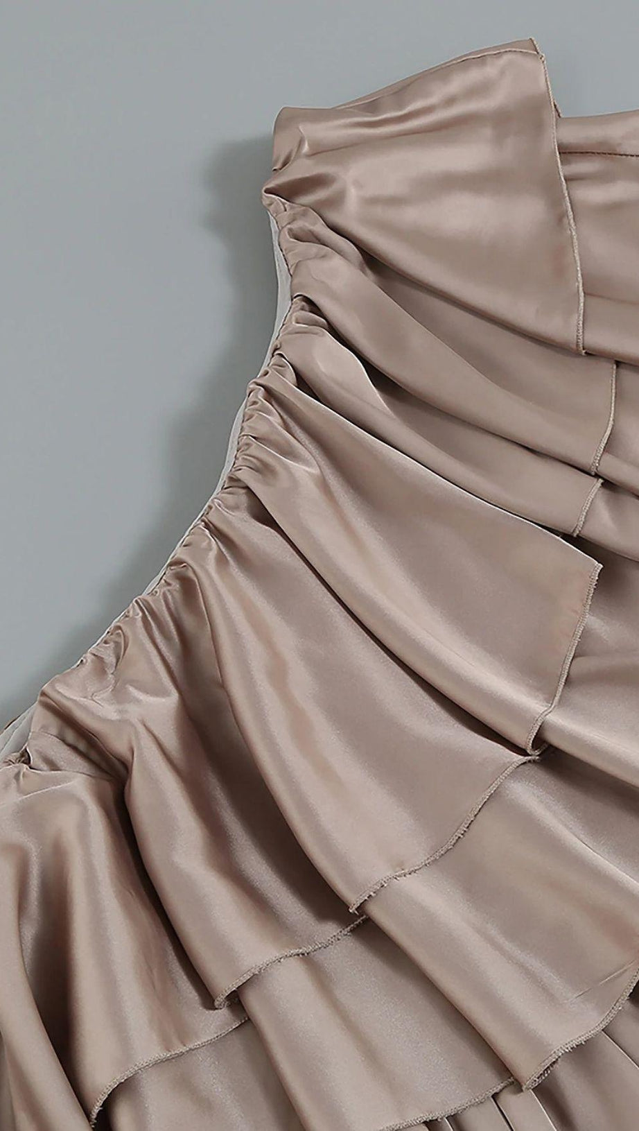 SATIN-BODY MIT EINER SCHULTER UND RÜSCHEN