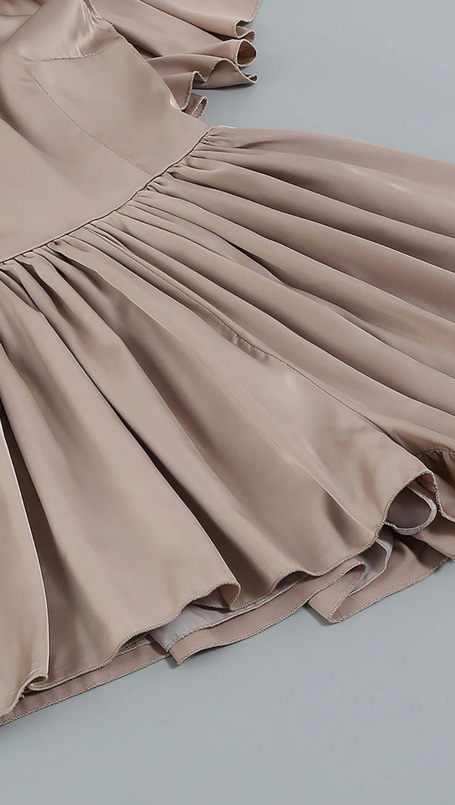 SATIN-BODY MIT EINER SCHULTER UND RÜSCHEN