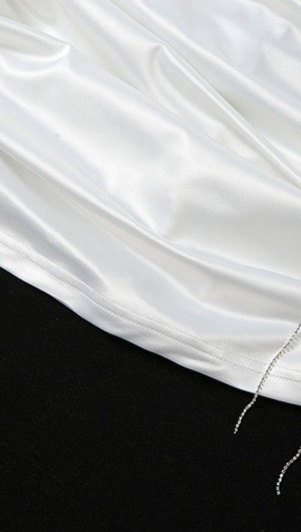 Weißes Kleid mit Cut-Outs und Flecken