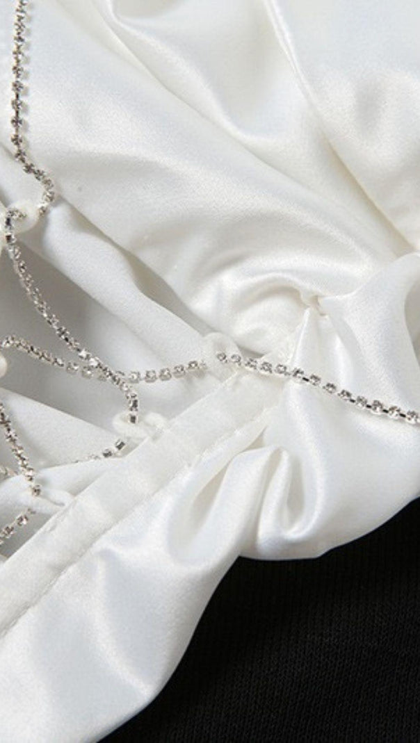 Weißes Kleid mit Cut-Outs und Flecken