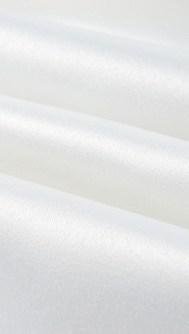 Weißes Kleid mit Cut-Outs und Flecken