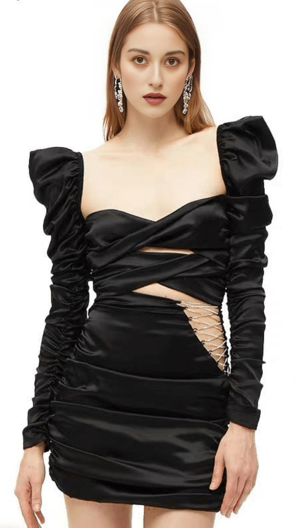 Weißes Kleid mit Cut-Outs und Flecken