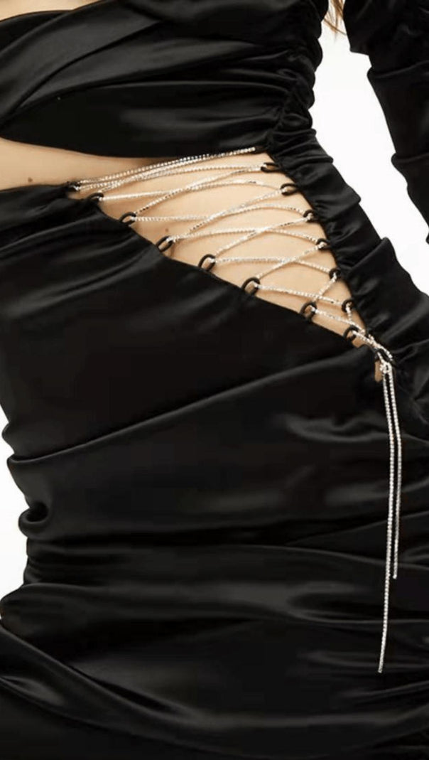 Weißes Kleid mit Cut-Outs und Flecken