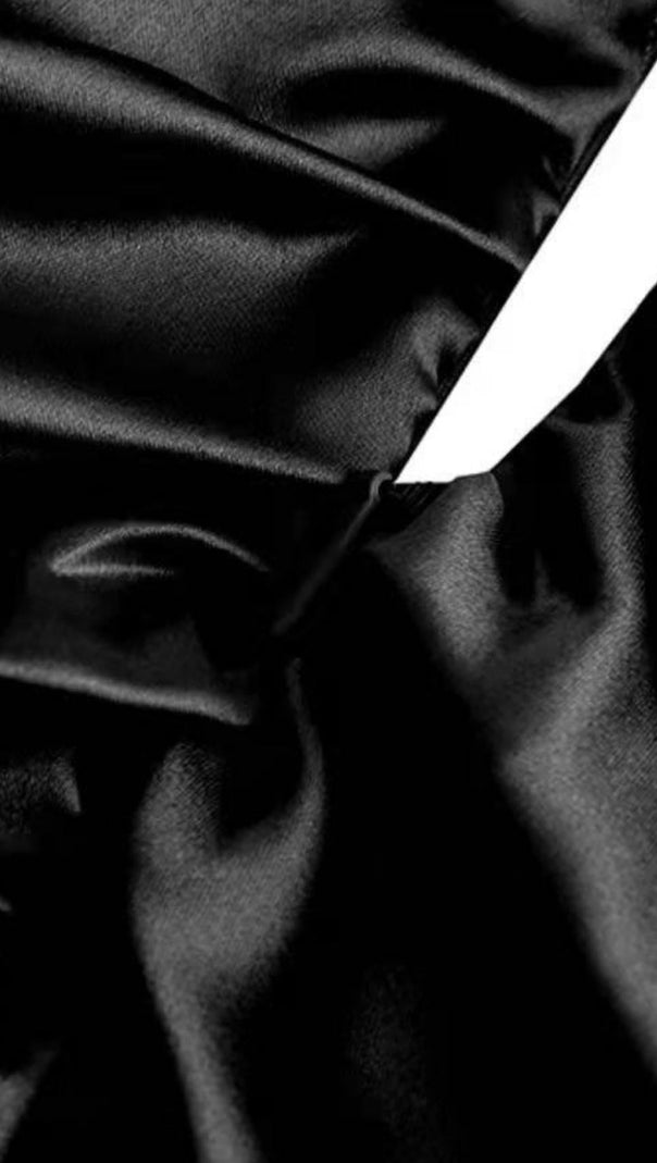 Weißes Kleid mit Cut-Outs und Flecken
