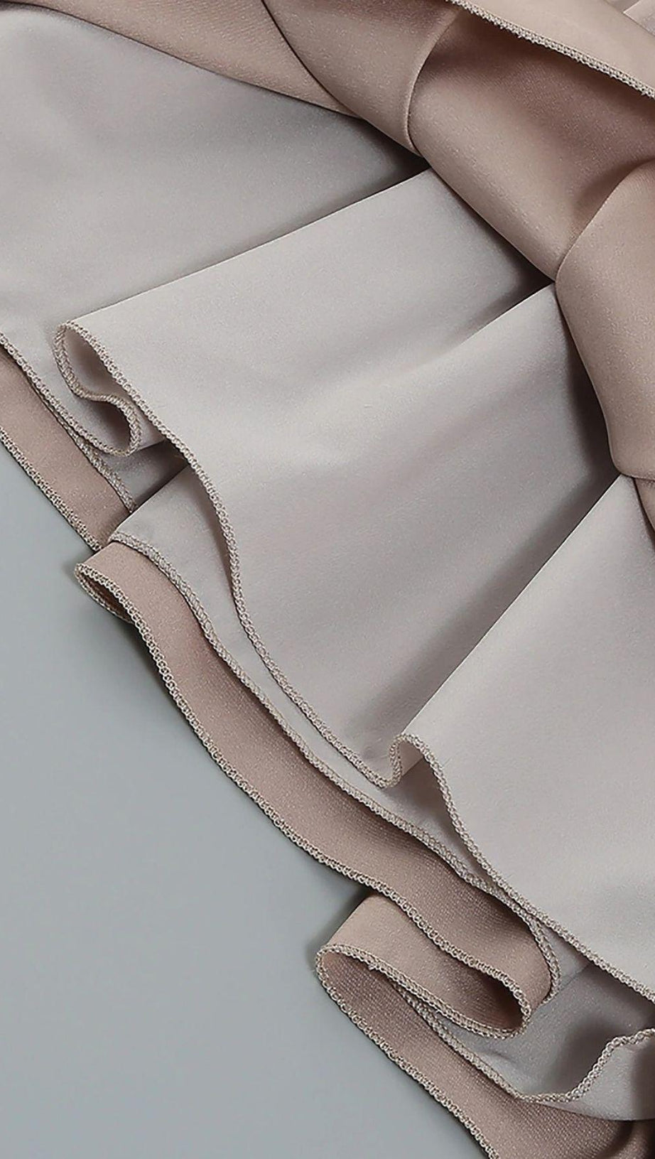 SATIN-BODY MIT EINER SCHULTER UND RÜSCHEN