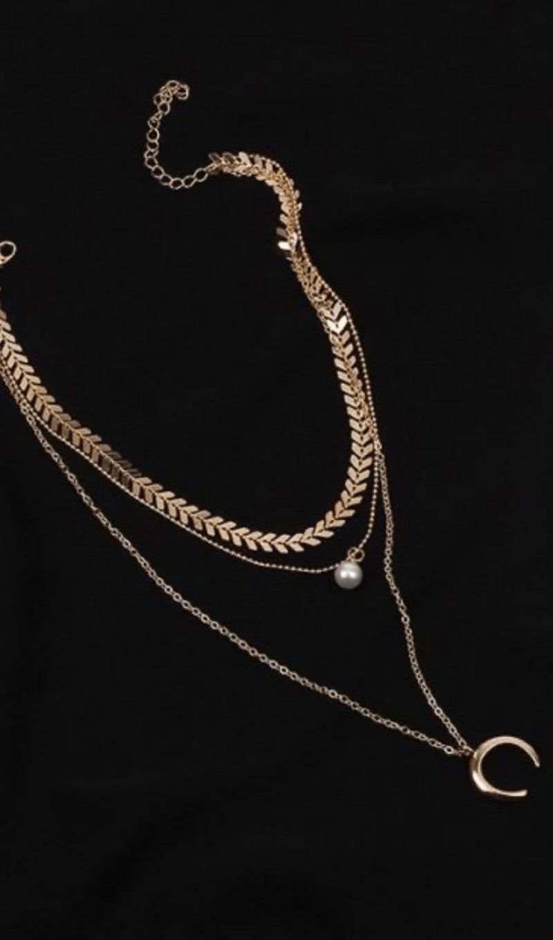 MULTI-LAYERED CRESCENT PENDANT NECKLACE