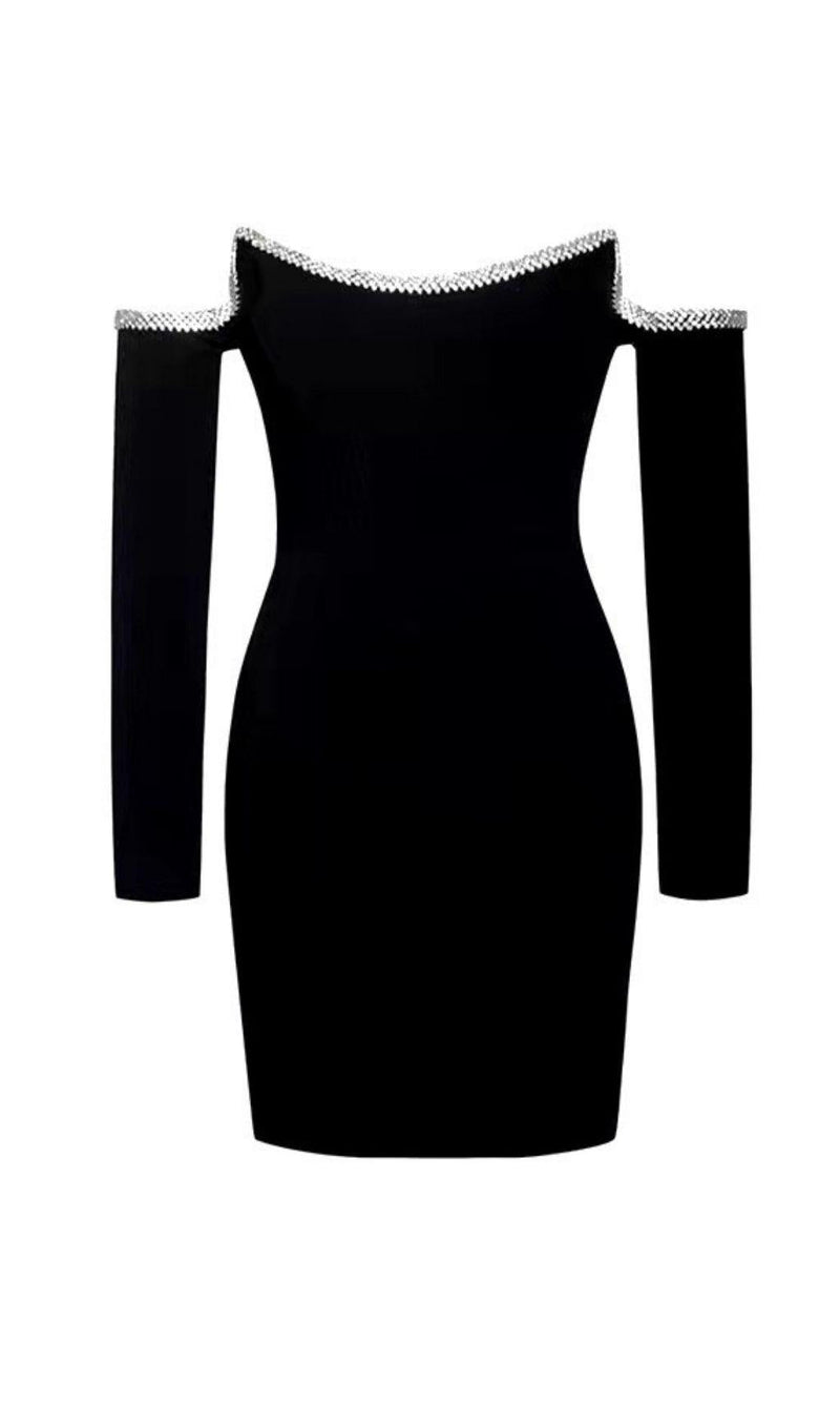 Luxurious one-diamond neckline dress.