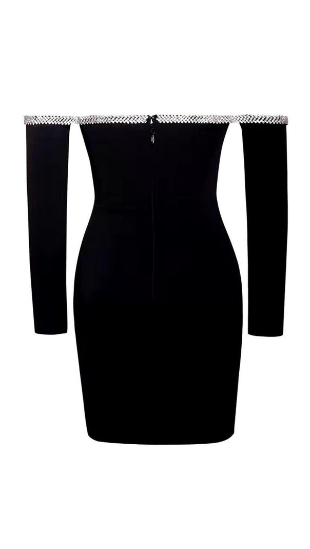 Luxuriöses Kleid mit Ausschnitt und einem Diamanten.