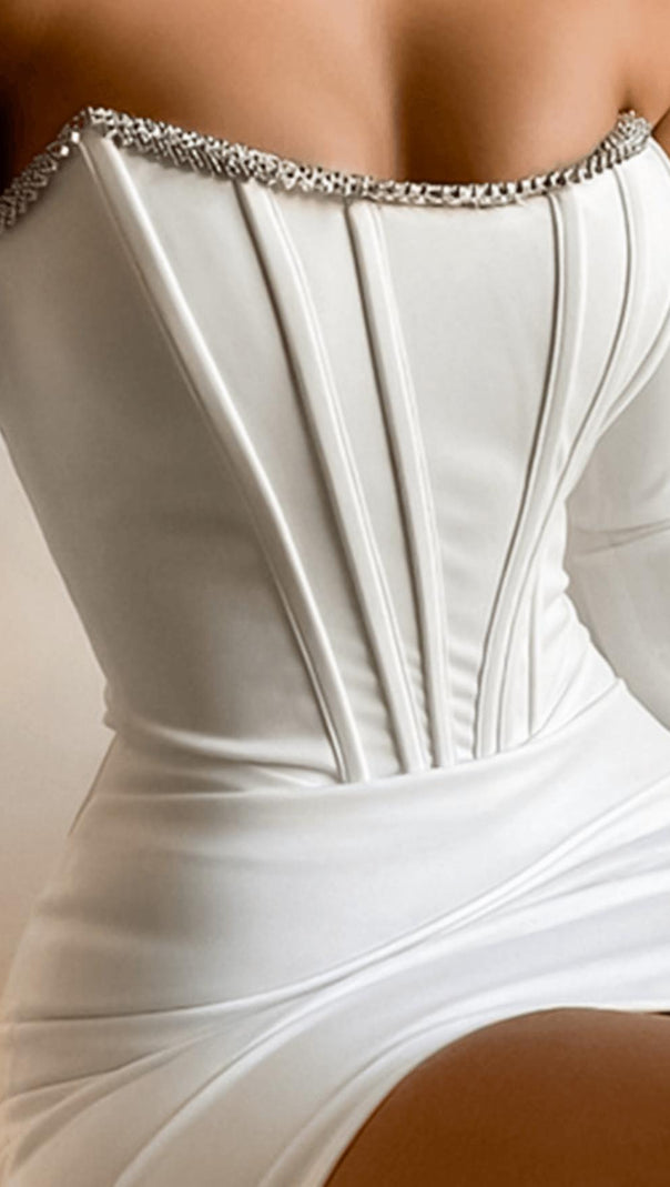 Luxuriöses Kleid mit Ausschnitt und einem Diamanten.