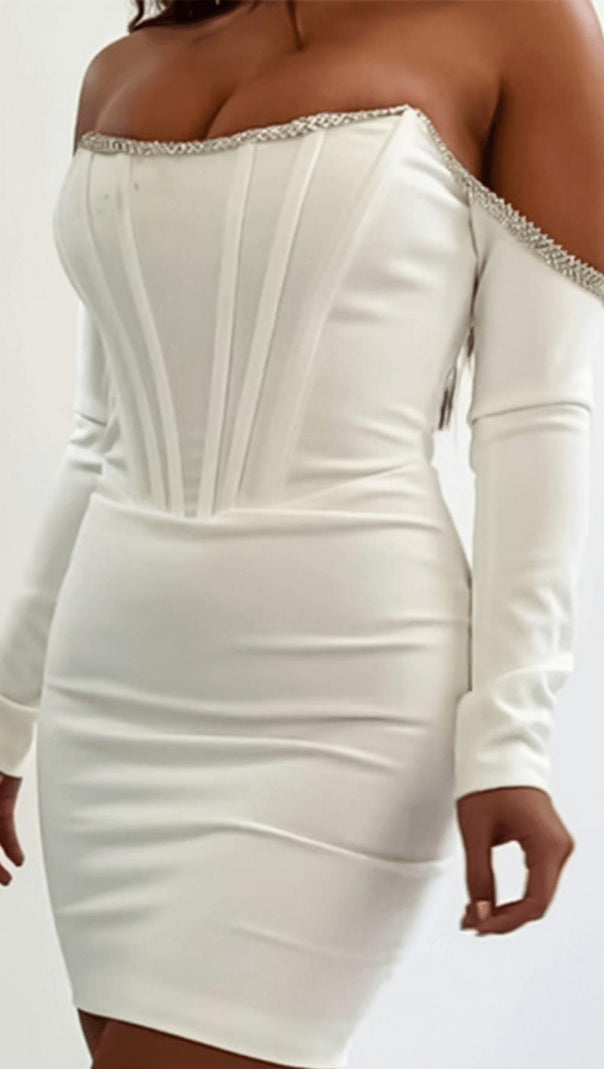 Luxuriöses Kleid mit Ausschnitt und einem Diamanten.