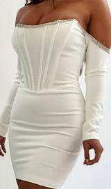 Luxurious one-diamond neckline dress.