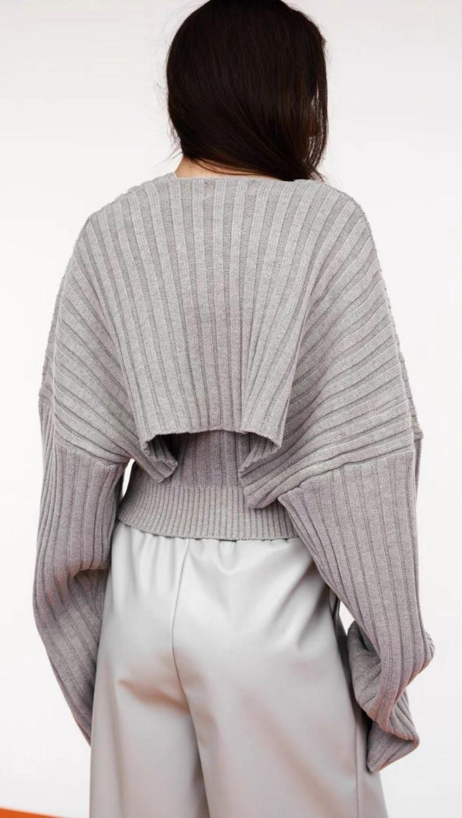 LONG SLEEVE CAMISOLE WITH METAL CHAIN.