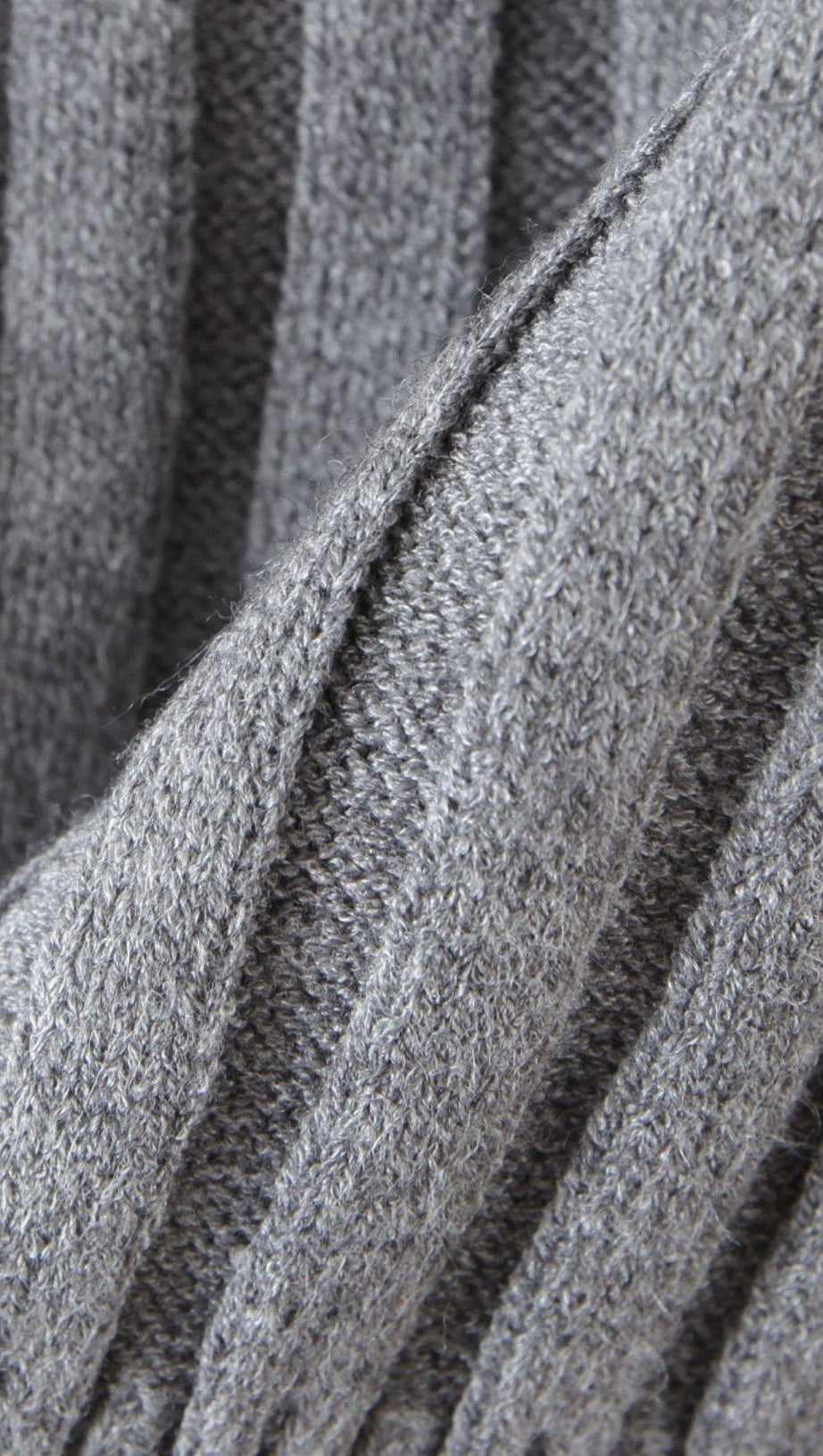 LONG SLEEVE CAMISOLE WITH METAL CHAIN.