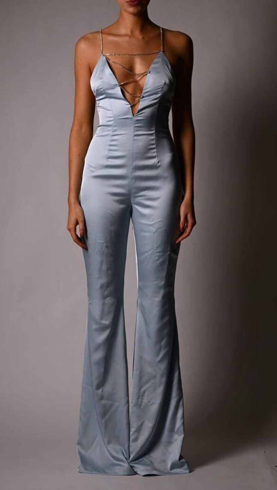 SATIN-JUMPSUIT MIT KRISTALLKETTE IN BLAU