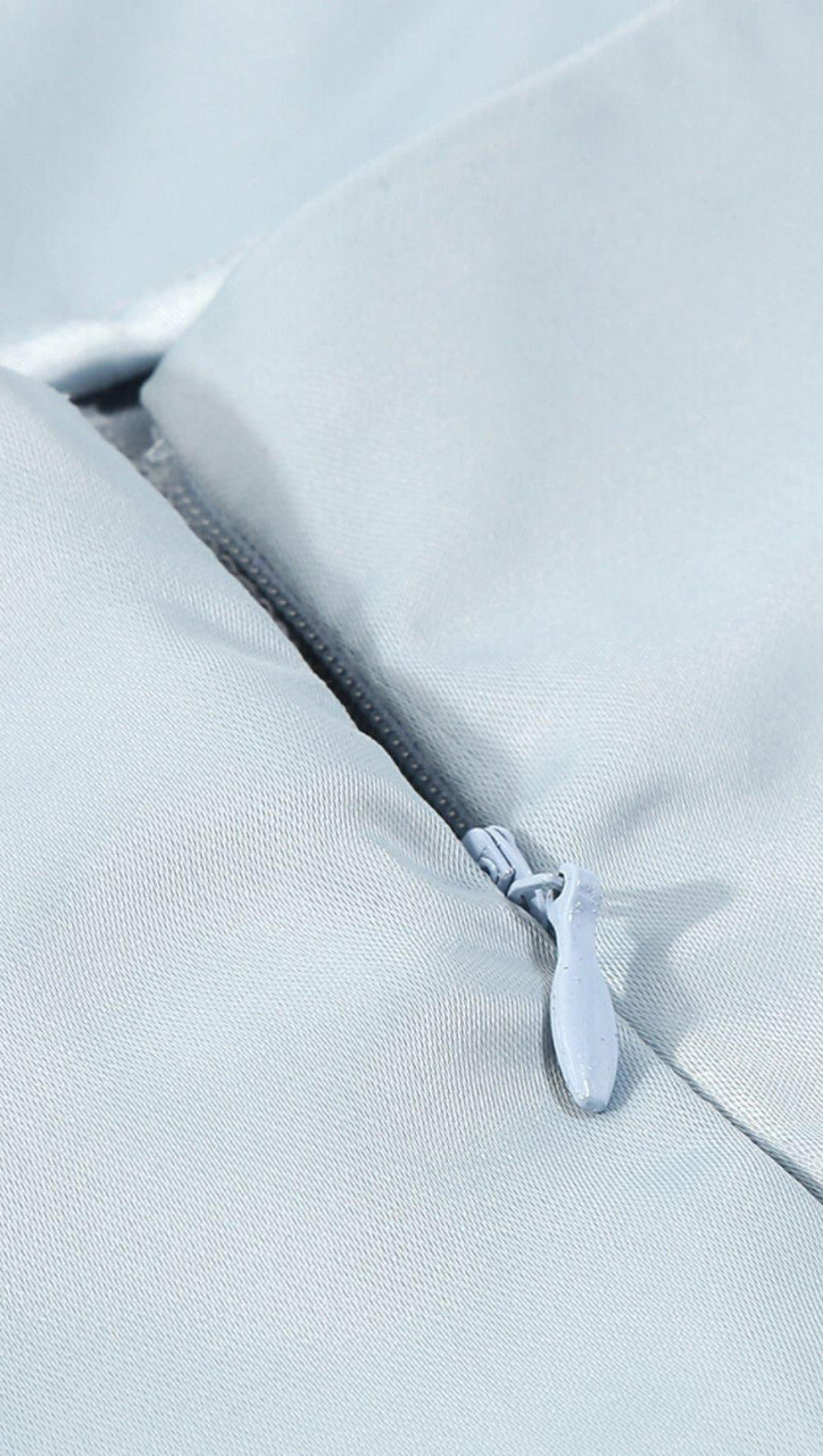 SATIN-JUMPSUIT MIT KRISTALLKETTE IN BLAU