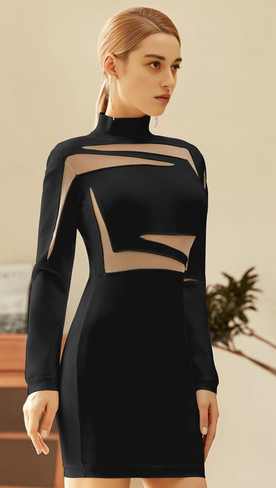 ABITO IN PIZZO CON CUCITURE CAVE.